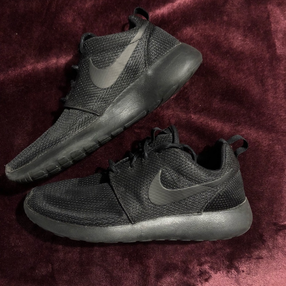 All black NIKE Roshes